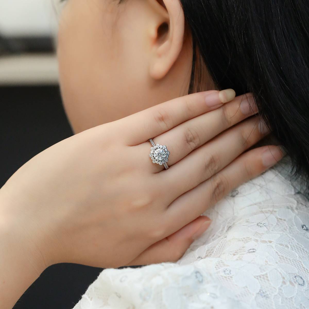 霓裳S925银镀白金莫桑钻女戒1克拉D级